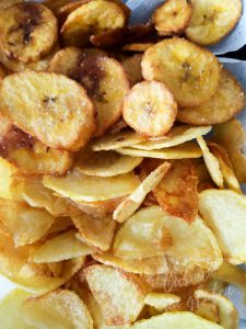 Platano macho y patatas fritas