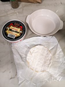 Sacamos el queso Camembert de su envoltorio
