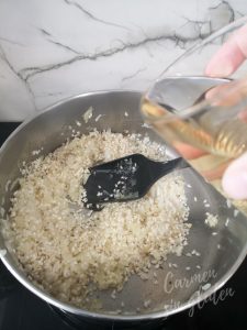 Añadimos vino blanco