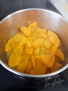 Retiramos el agua sobrante de la calabaza