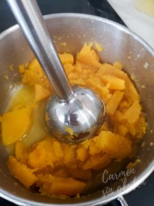 Batimos la calabaza para hacer puré