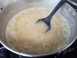 Seguimos añadiendo caldo al arroz