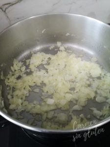 Esperamos a que la cebolla esté pochada