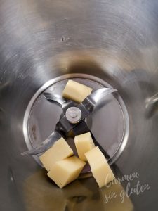 Picamos 75 gramos de queso cheddar