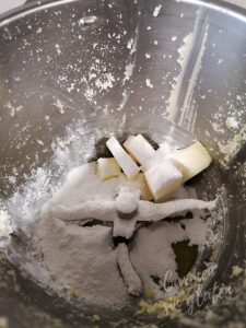 Empezamos a preparar la bechamel añadiendo la harina y la mantequilla