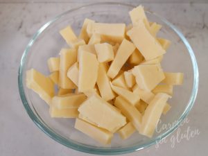 Cortamos el resto de cheddar en trozos