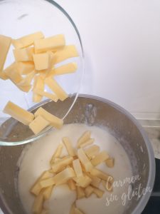 Añadimos el queso troceado a la preparación